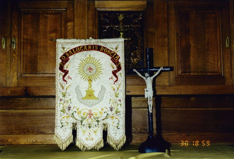 Vue d'ensemble. Bannière de procession, 1ère moitié 20e siècle et croix de sacristie, 1ère moitié 19e siècle.