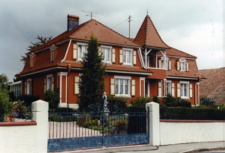 Maison, vue de trois-quarts.