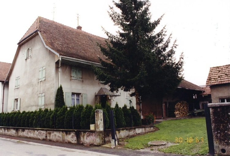 Ancienne ferme, vue de trois-quarts.