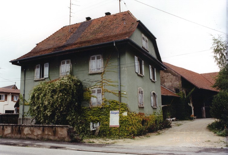 Ancienne ferme, vue de trois-quarts.
