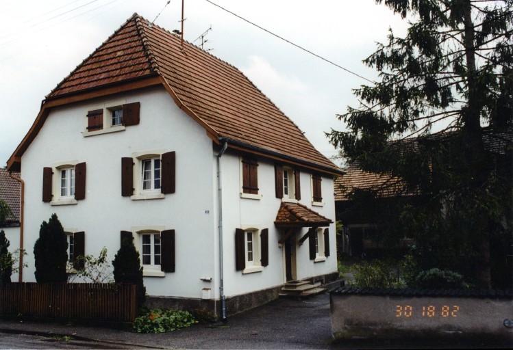 Ancienne ferme, vue de trois-quarts.