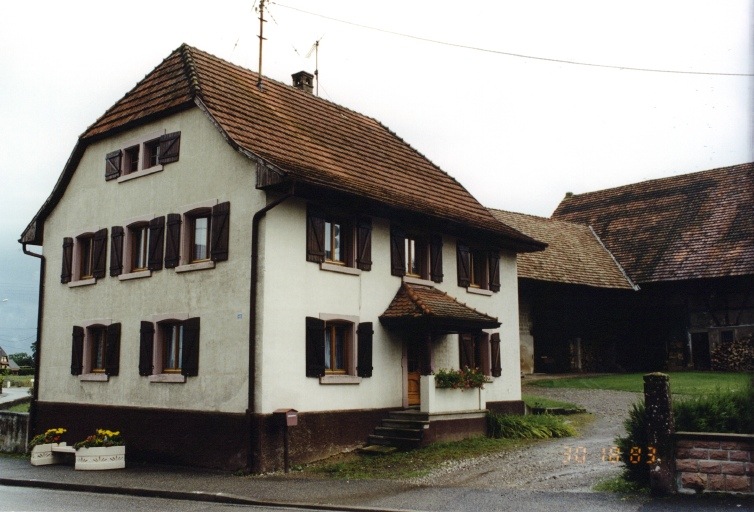 Ancienne ferme, vue de trois-quarts.