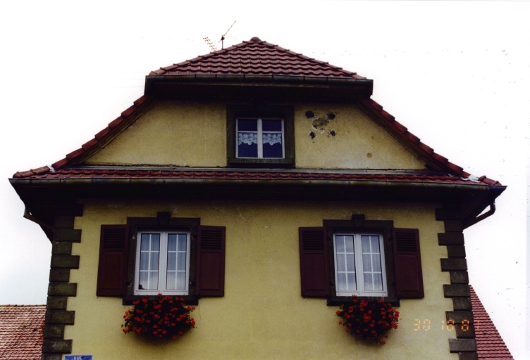 Ancienne ferme, vue partielle du pignon sur rue.
