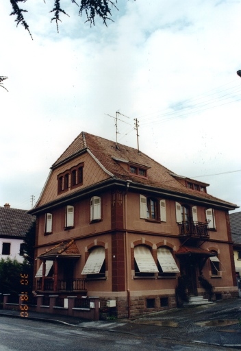 Maison, vue de trois-quarts.