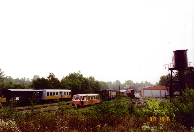 Vue d'ensemble. Locomotive 1911 et voiture de voyageurs.