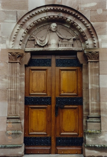 Porte latérale sud.