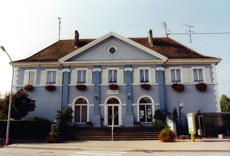 Vue d'ensemble de la façade principale.