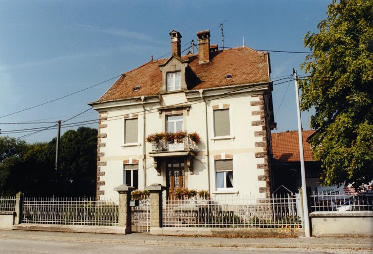 Vue d'ensemble de la façade sur rue.