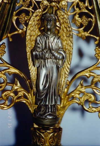 Détail de la tige : figure d'ange en bronze argenté.