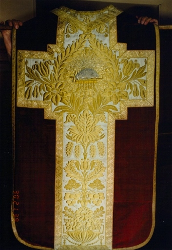 Chasuble avec broderies en fils d'or et d'argent.