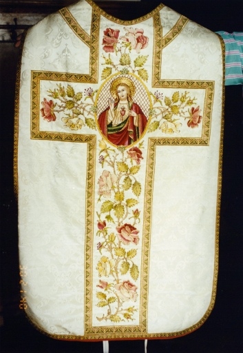 Chasuble avec broderies.