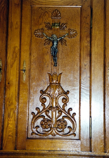 Détail du meuble de sacristie. Porte de placard avec crucifix.