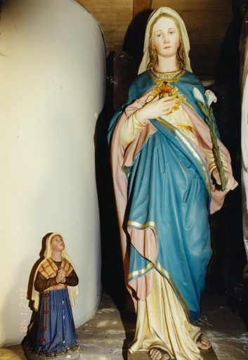 Statues en plâtre peint : Vierge au Sacré Coeur et sainte Bernadette.