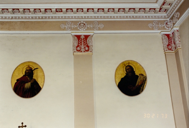 Décor stuqué du choeur, avec médaillons peints représentant David et Moïse, sur le mur nord.