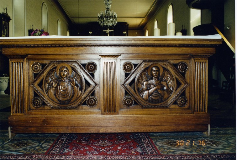 Ancien banc de communion transformé en autel.