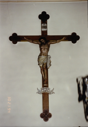 Croix de mission, dans la nef.