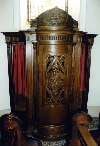 Chaire à prêcher et ensemble de mobilier liturgique