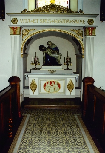 Vue d'ensemble, avec le décor de la niche. Sur le tombeau, médaillon représentant la Présentation au Temple.