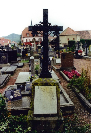 Détail : croix de fonte, 2e quart 20e siècle.