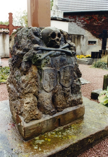 Croix de cimetière : socle, avec armoiries des donateurs (?).