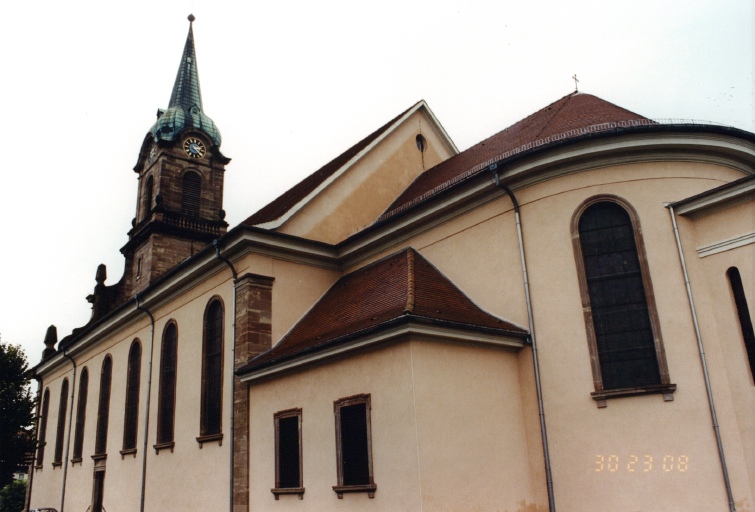 Façace latérale Est de l'église, avec le choeur.