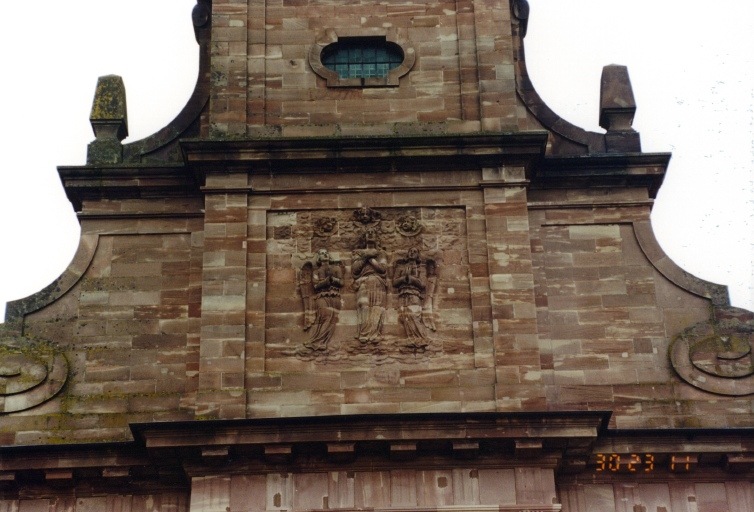 Détail de la façade : bas-relief représentant l'assomption de la Vierge.