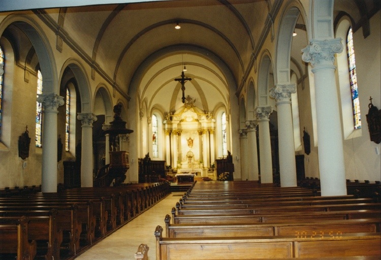 Vue d'ensemble de l'intérieur de l'église, construite par Louis Schwartz, 1924-1927.