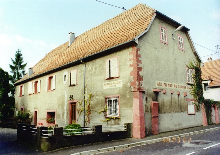 Vue d'ensemble du pignon sur rue et du gouttereau est.