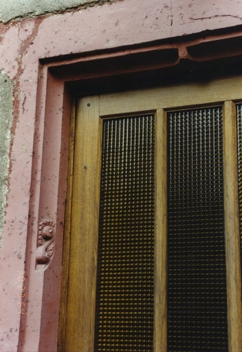 Porte du gouttereau est : linteau avec date de 1581 et congé à volutes.