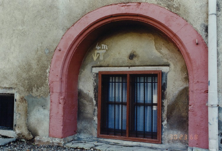 Ancienne porte en plein cintre sur le gouttereau ouest.