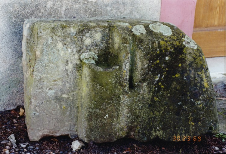 Vestige d'une porte : base avec gond et encoche.