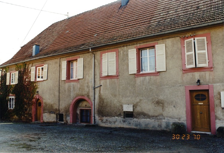 Vue du gouttereau ouest : partie gauche (vers la rue) remontant à 1581, partie droite moderne.