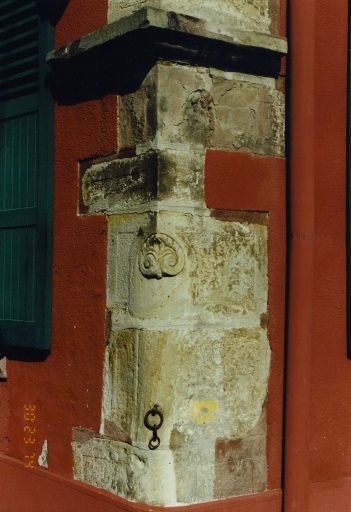 Chaînage d'angle orné d'une volute feuillagée, 4e quart 16e siècle.