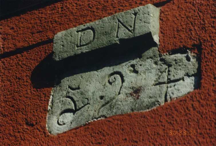 Pierre rapportée (?) dans la façade avec date de (1) 594 et lettres D N.