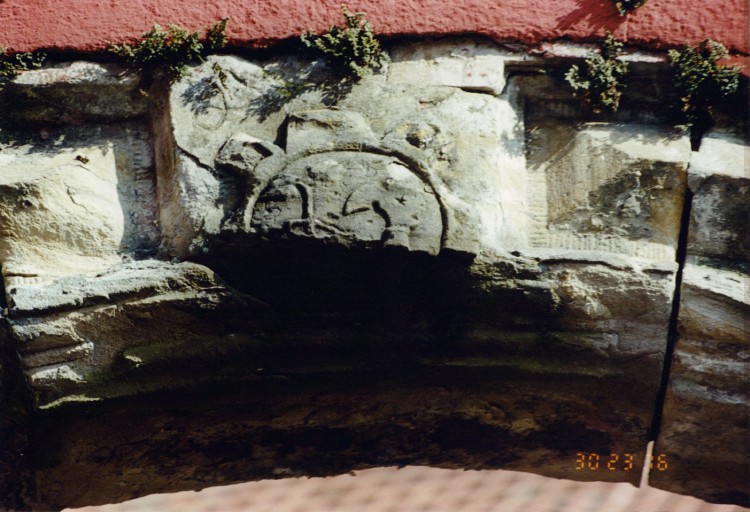 Portail de la cour : claveau central avec armoiries de vigneron (serpette) et date (1) 5..