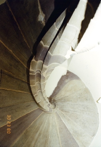 Escalier à vis : vue depuis le bas.