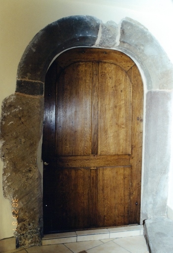 Porte s'ouvrant au pied de la tourelle d'escalier.