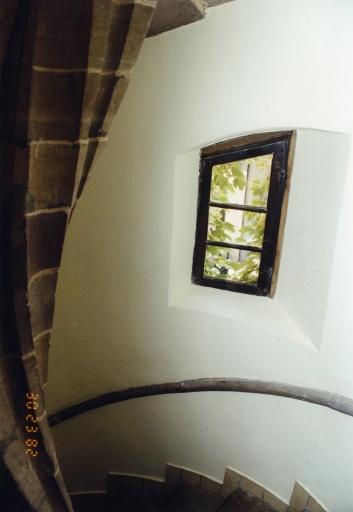 Escalier à vis : fenêtre.