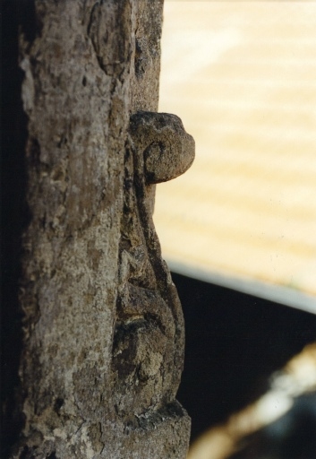 Fenêtre de l'escalier à vis : détail d'un congé à volutes.