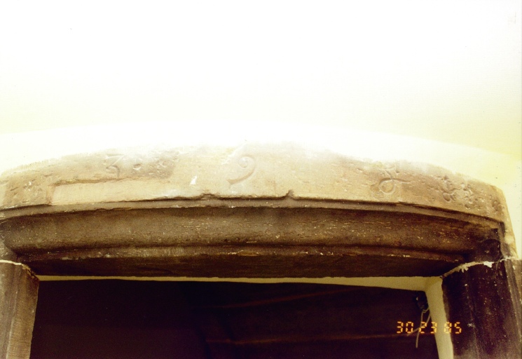 Porte d'accès du loigis à la tourelle d'escalier : linteau avec date 594 I.