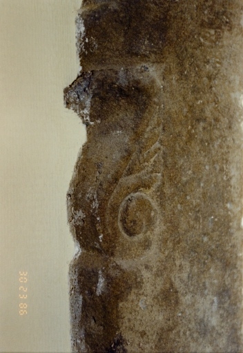 Porte d'accès du logis à la tourelle d'escalier : congé à volutes.