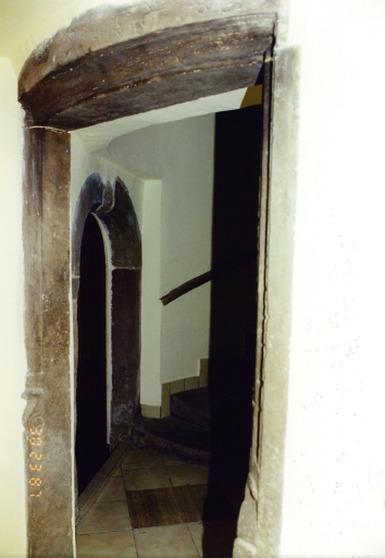 Porte d'accès du logis à la tourelle d'escalier.