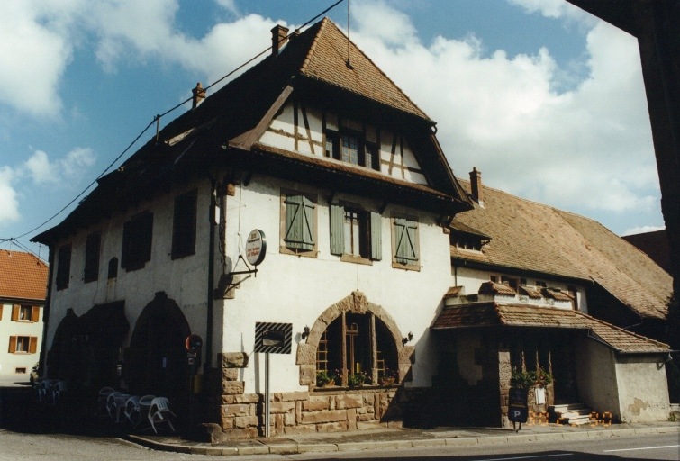 Vue d'ensemble du pignon sur rue et du gouttereau ouest.
