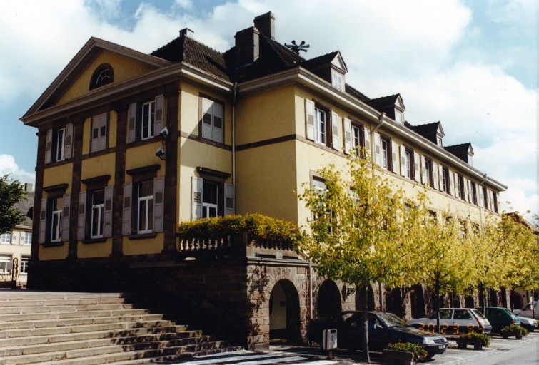 Vue d'ensemble de la mairie-école, construite par Louis Schwartz après 1918.