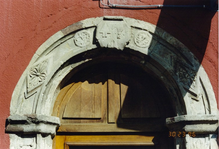 Porte d'entrée du commerce : détail de l'arc en plein cintre.