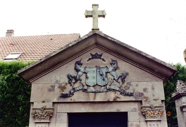 Fronton de la chapelle funéraire avec les armoiries des Jouffroy d'Abbans et des Gohr.