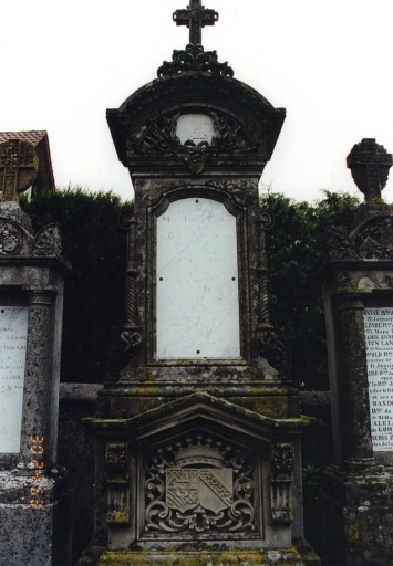 Monument de Marie-Thérèse Caroline de Barbier-Schroffenberg (+1875) et de Joseph Antoine de Gohr (+1876).
