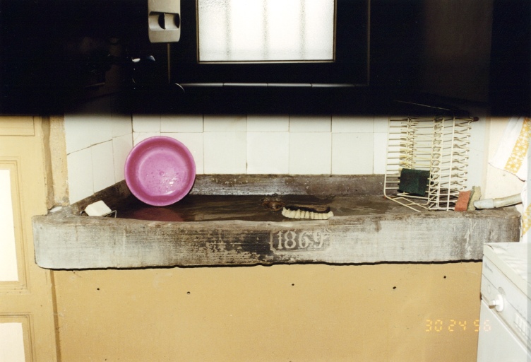 Evier en pierre, daté de 1869.