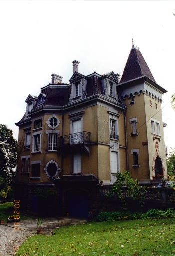 Vue d'ensemble de la façade nord-est et de la façade principale.