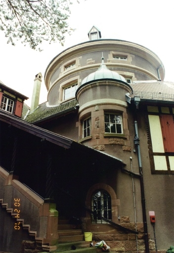 Tour centrale et escalier extérieur, vue depuis le nord.